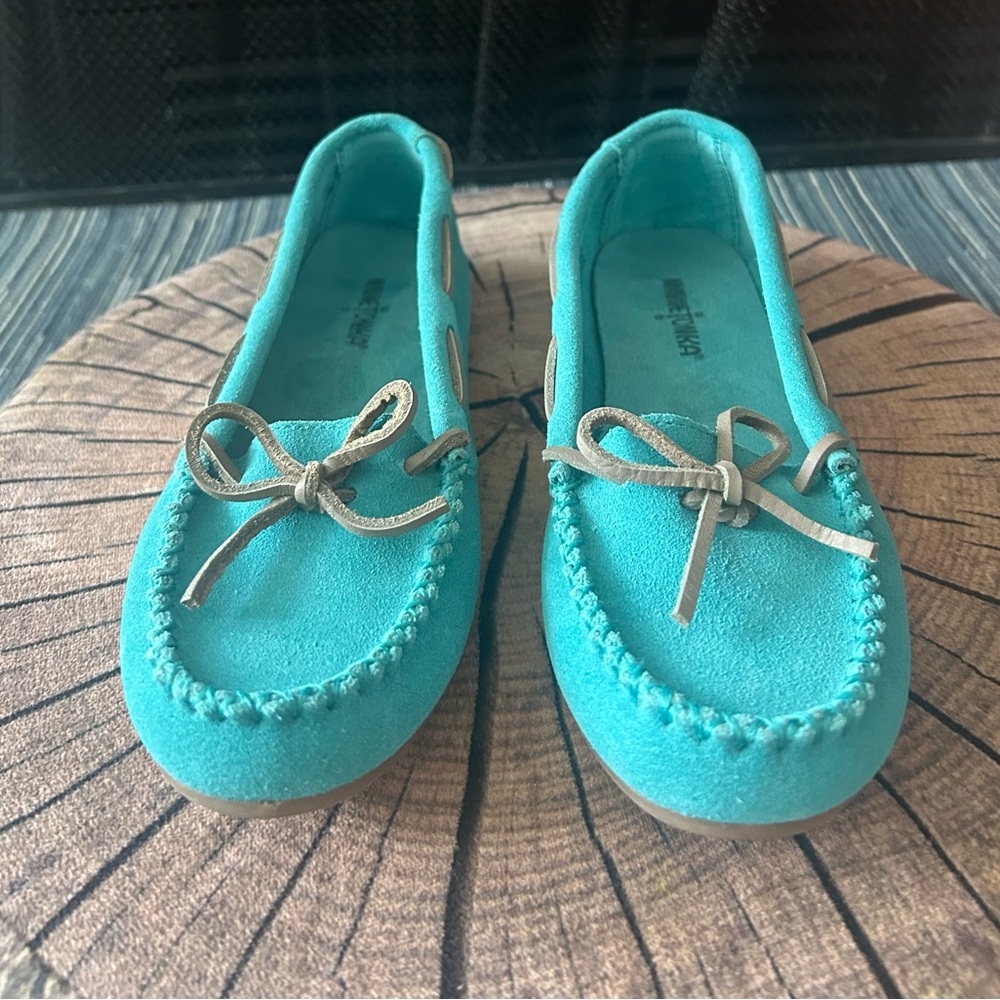 Minnetonka Teal Suede Moccasin Flats with Taupe Laces